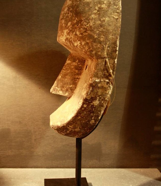 Rene Houtman Houten masker in sobere tinten op standaard