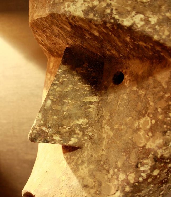 Rene Houtman Houten masker in sobere tinten op standaard