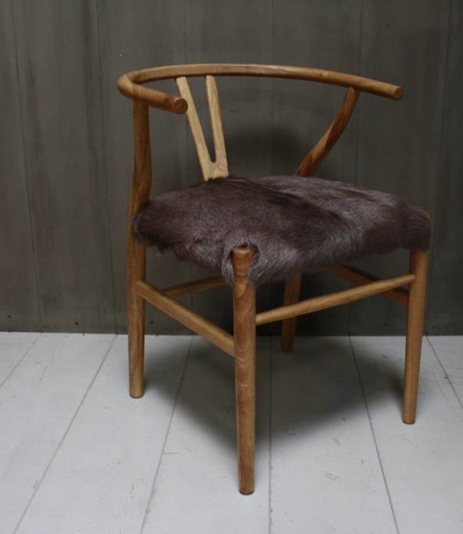 Rene Houtman Houten stoel met geitenvacht Bruin