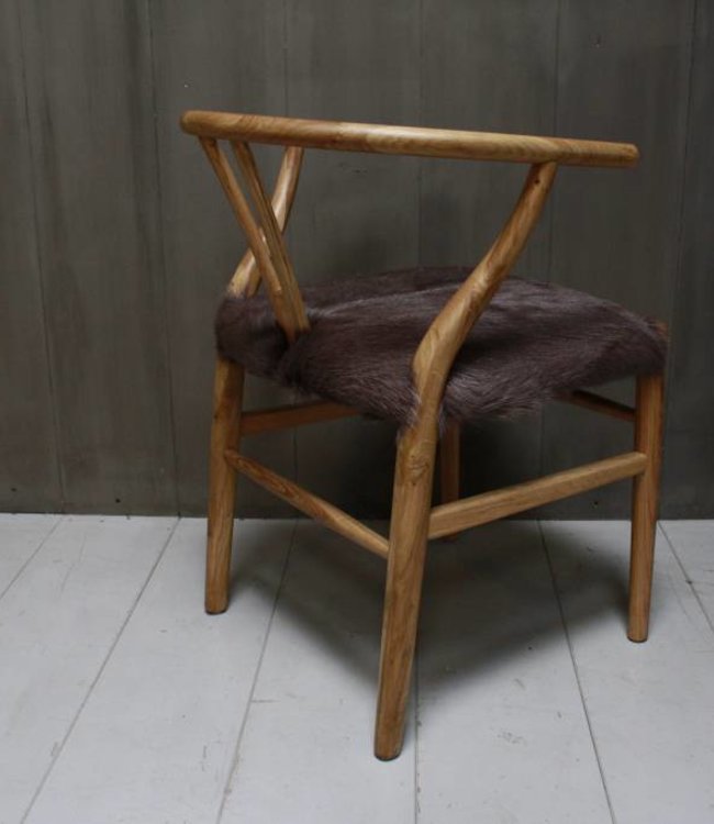Rene Houtman Houten stoel met geitenvacht Bruin