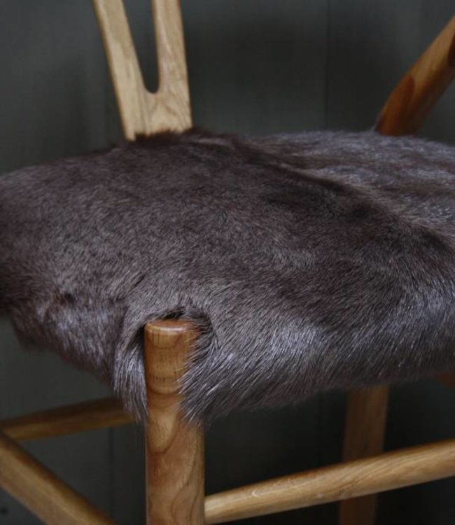 Rene Houtman Houten stoel met geitenvacht Bruin