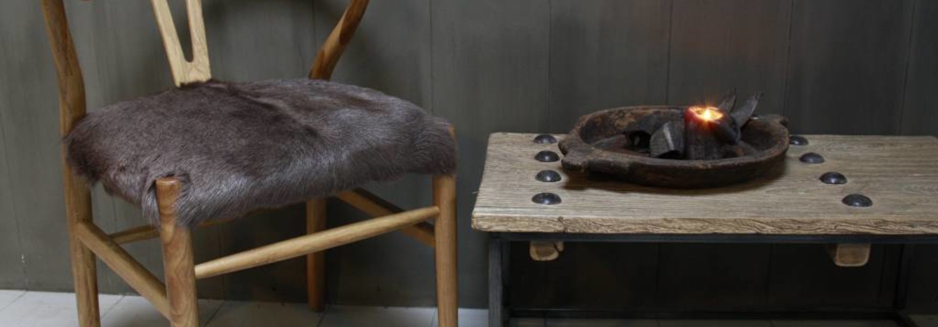 Houten stoel met geitenvacht Bruin