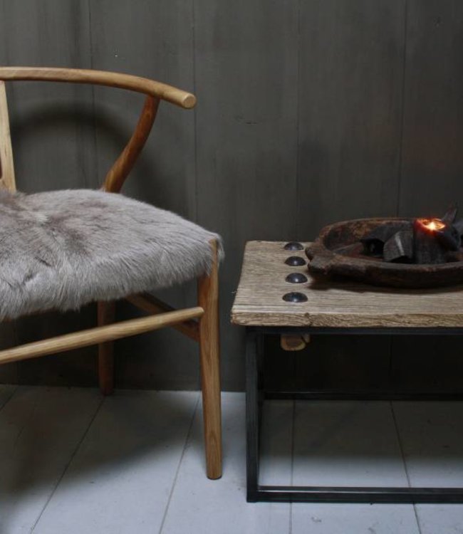 Rene Houtman Houten stoel met geitenvacht Grijs