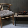 Houten stoel met geitenvacht Grijs Houten stoel met geitenvacht Grijs