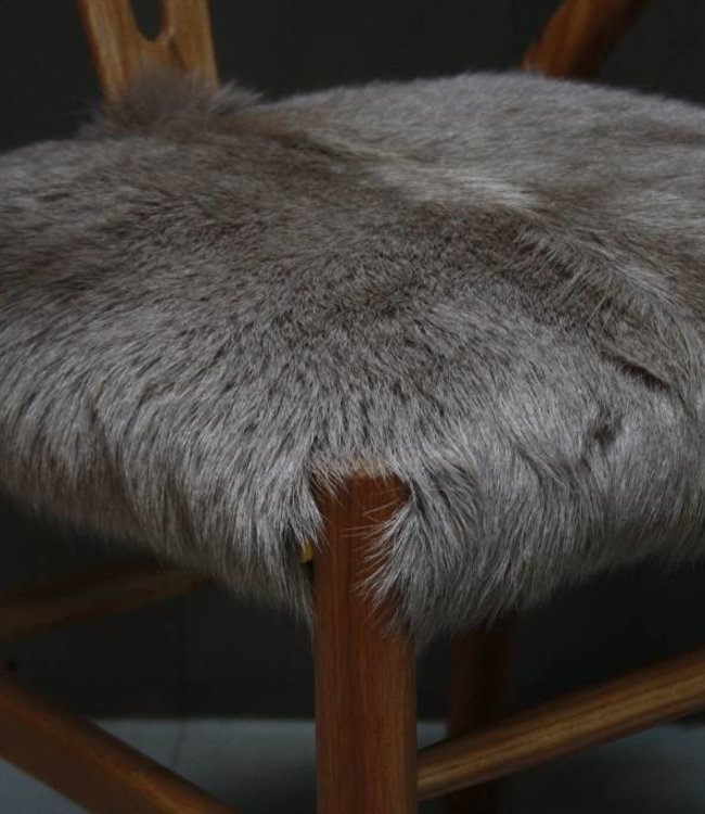 Rene Houtman Houten stoel met geitenvacht Grijs