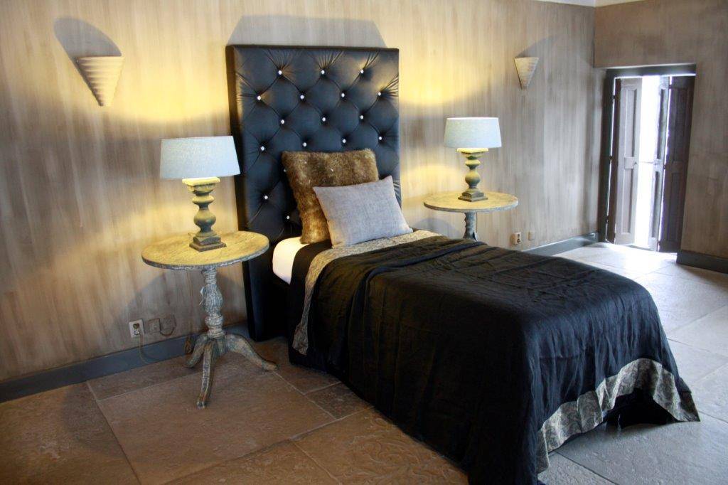 Rene Houtman Castle Boxspring 1 persoons Dakota stof met glazen knopen 120 x 200 cm