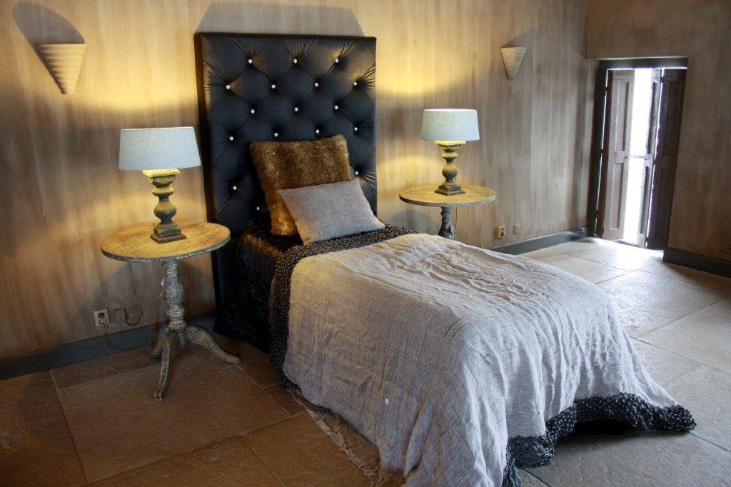 Rene Houtman Castle Boxspring 1 persoons Dakota stof met glazen knopen 120 x 200 cm