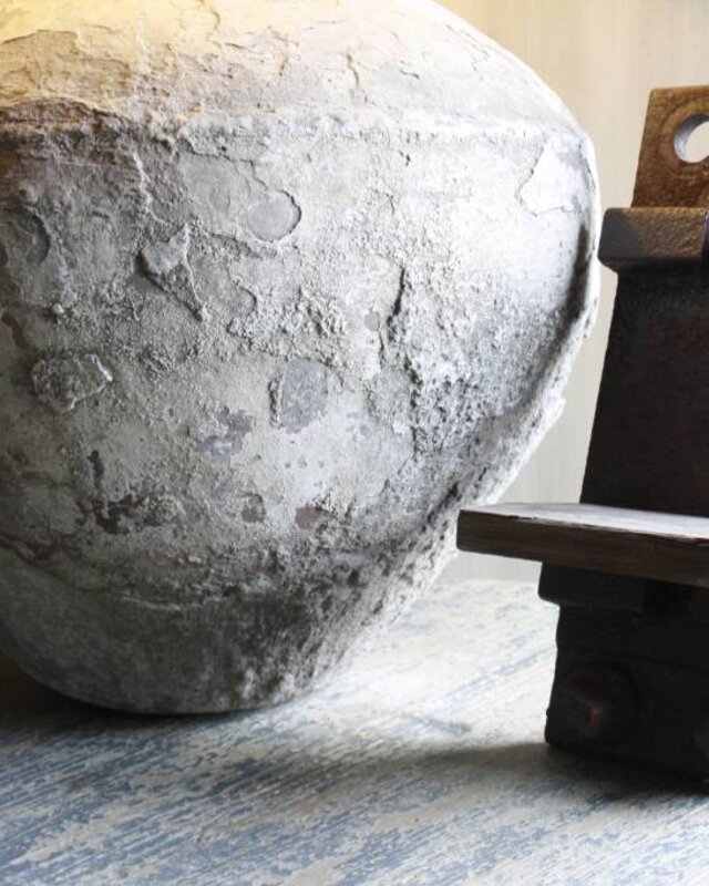 Rene Houtman Geroest spoorijzer met oud houten plankje 37 cm
