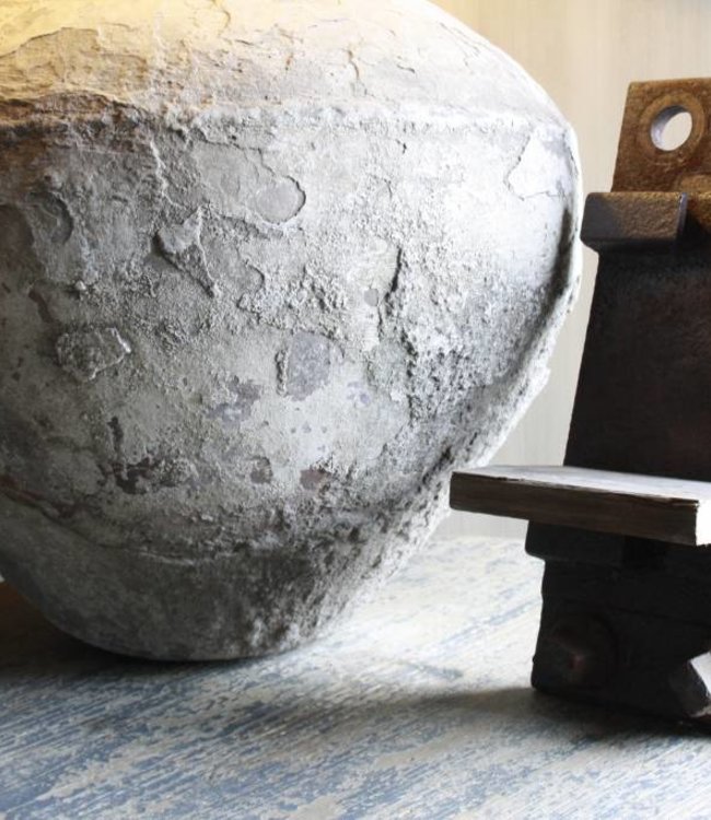 Rene Houtman Geroest spoorijzer met oud houten plankje 37 cm