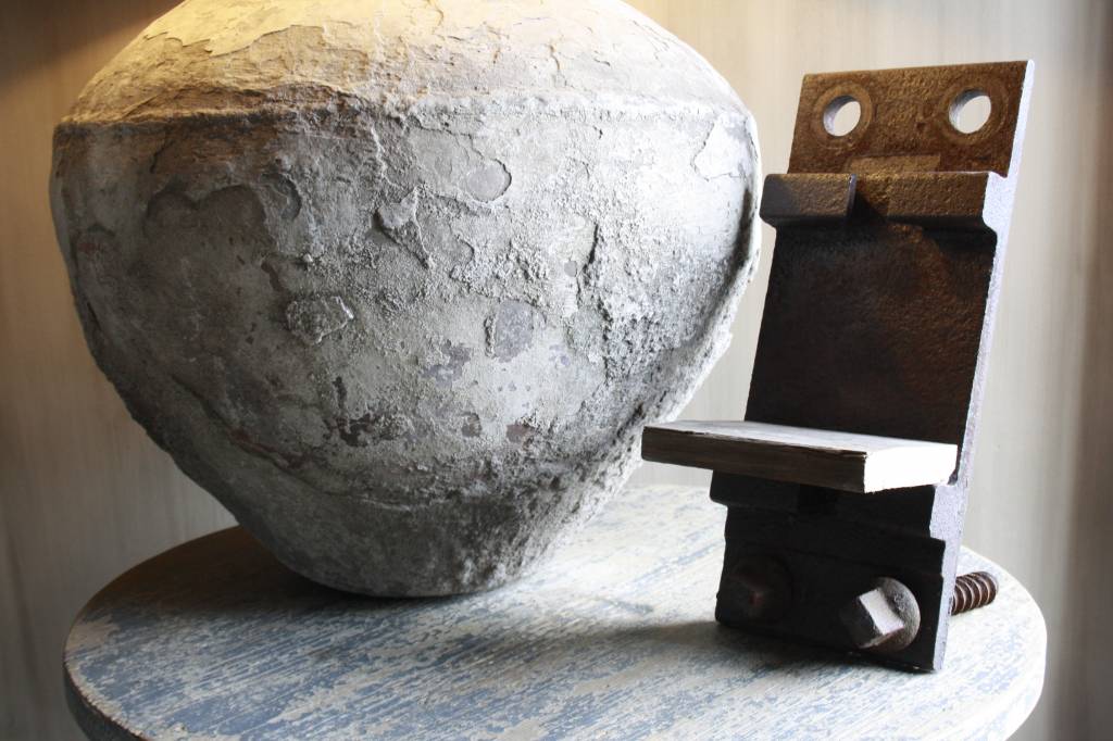 Rene Houtman Geroest spoorijzer met oud houten plankje 37 cm