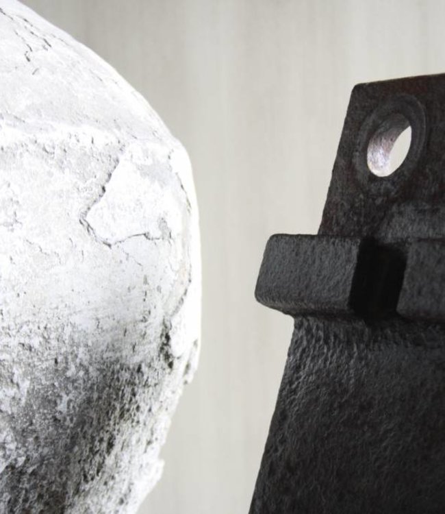 Rene Houtman Geroest spoorijzer met oud houten plankje 37 cm