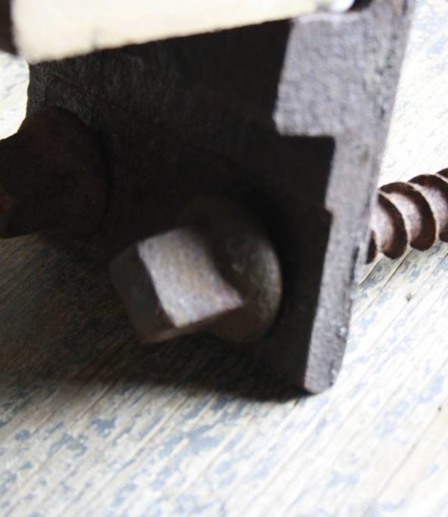 Rene Houtman Geroest spoorijzer met oud houten plankje 37 cm