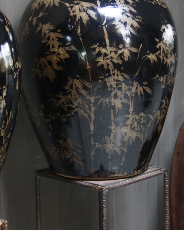 Rene Houtman Hand beschilderde porseleinen  vaas in zwart-goud 70 cm