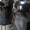 Rene Houtman Hand beschilderde porseleinen Ralph Lauren vaas in zwart-goud 70 cm Rene Houtman Hand beschilderde porseleinen Ralph Lauren vaas in zwart-goud 70 cm