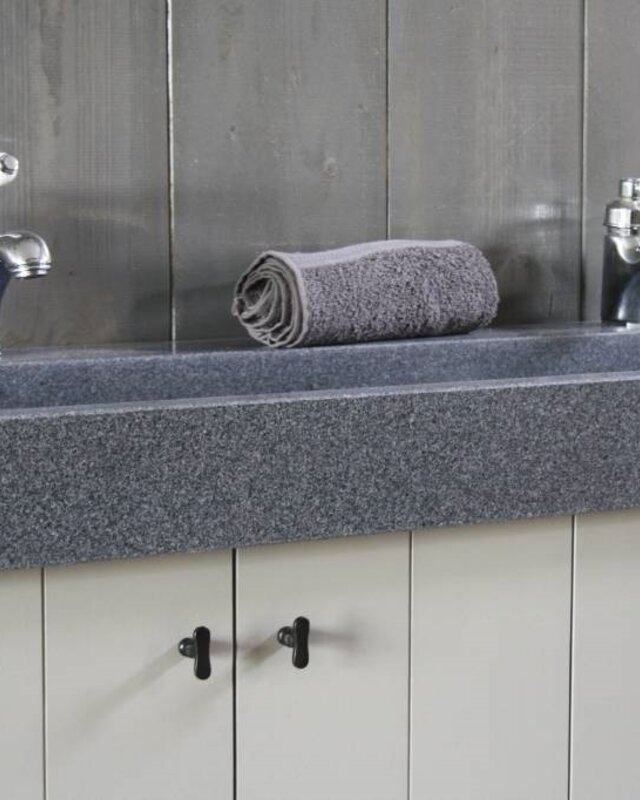 Rene Houtman Granieten wastafel 140 cm met 2 kraangaten