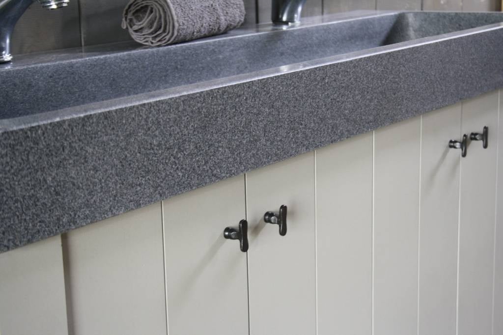 Rene Houtman Granieten wastafel 140 cm met 2 kraangaten