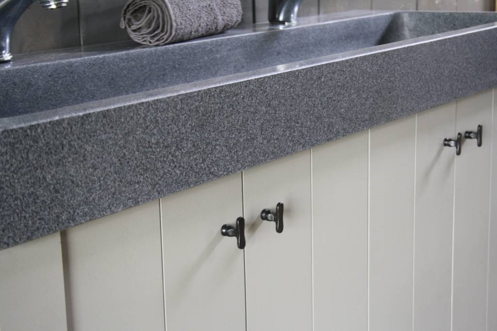 Rene Houtman Granieten wastafel 140 cm met 2 kraangaten