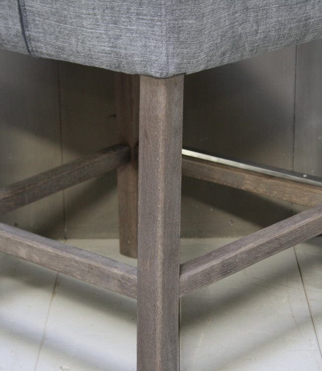 Rene Houtman Barstoel Cassan kiss stof met grijze houten poten