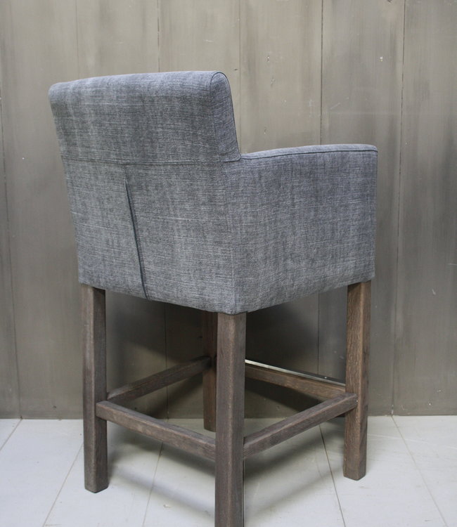 Rene Houtman Barstoel Cassan kiss stof met grijze houten poten