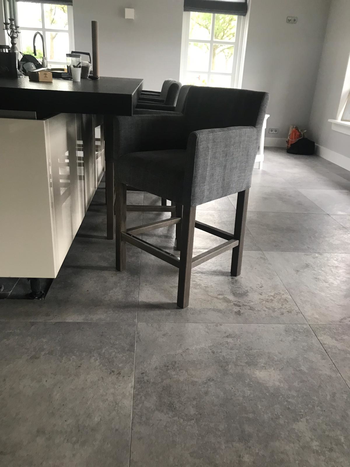 Rene Houtman Barstoel Cassan kiss stof met grijze houten poten