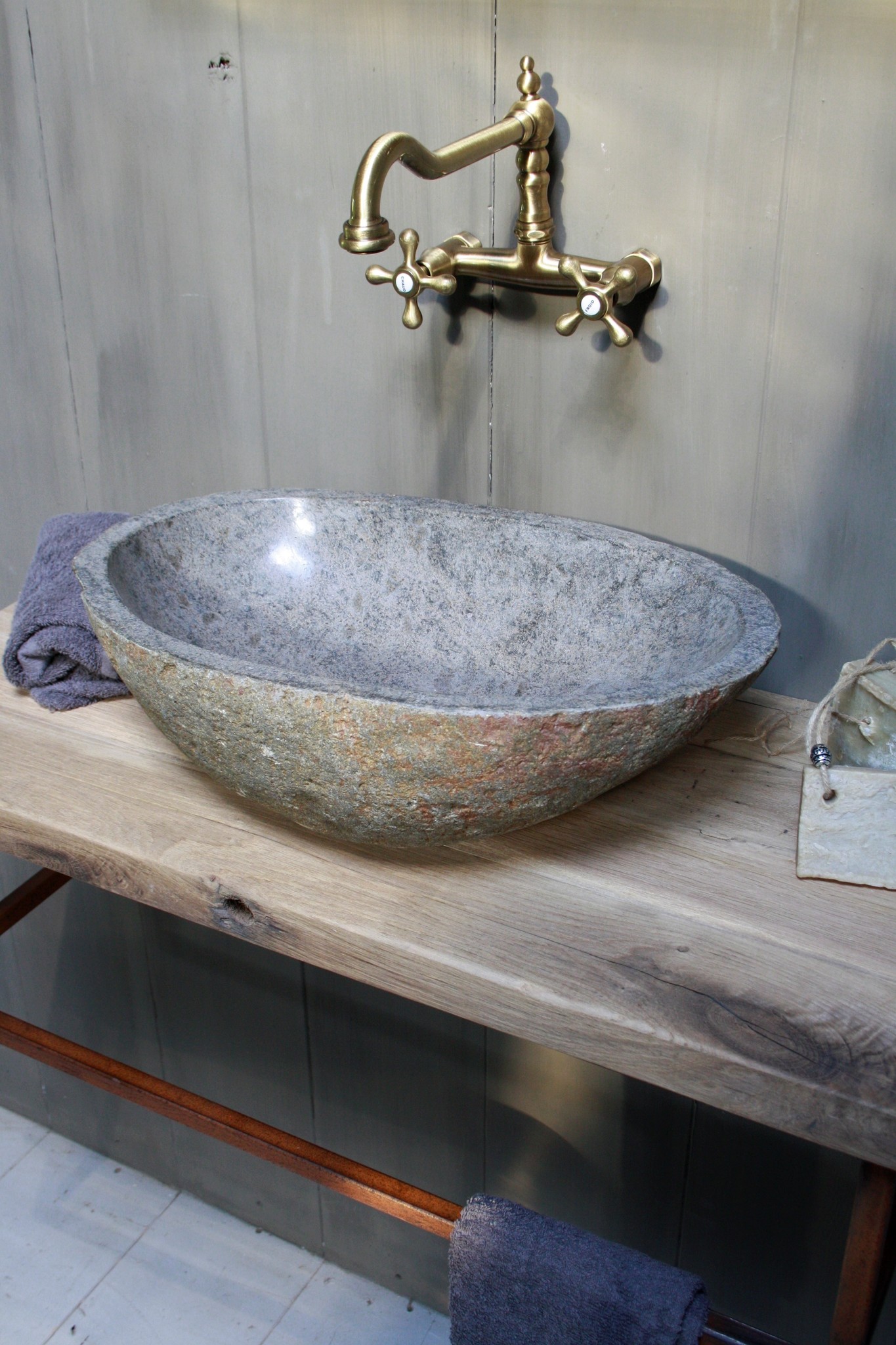 Rene Houtman Zwevend badkamermeubel oud eikenhout 90 cm met rivierstenen waskom