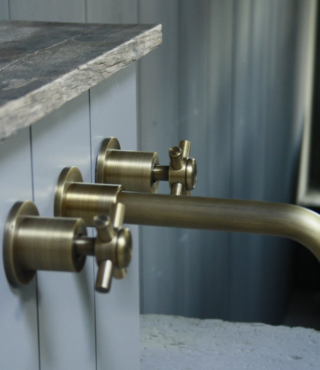 Rene Houtman Balencia Muurkraan inbouw wastafelkraan messing geborsteld