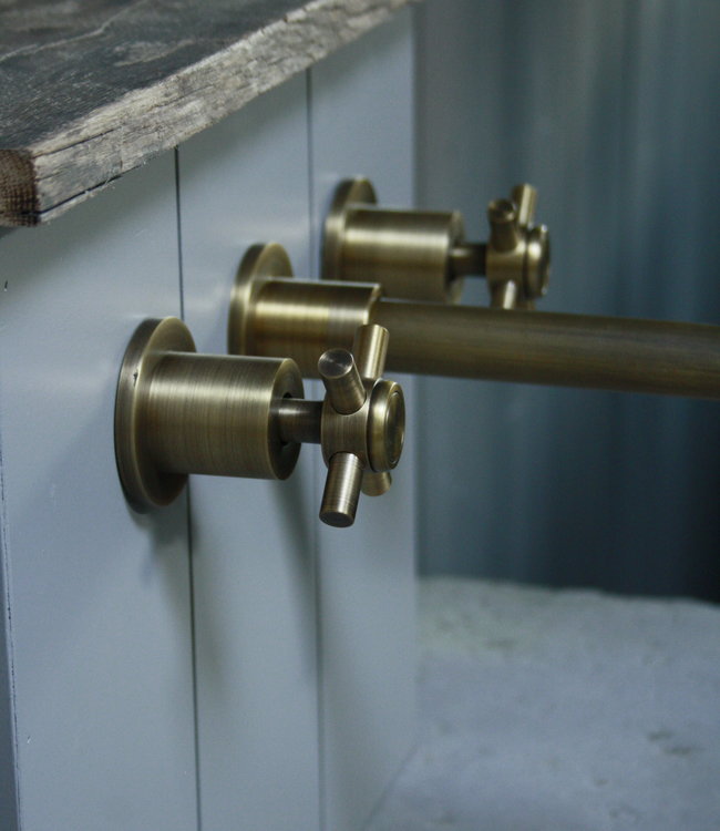 Rene Houtman Balencia Muurkraan inbouw wastafelkraan messing geborsteld