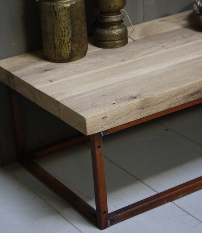 Rene Houtman Eikenhouten salontafel met oud ijzeren onderstel 90 cm