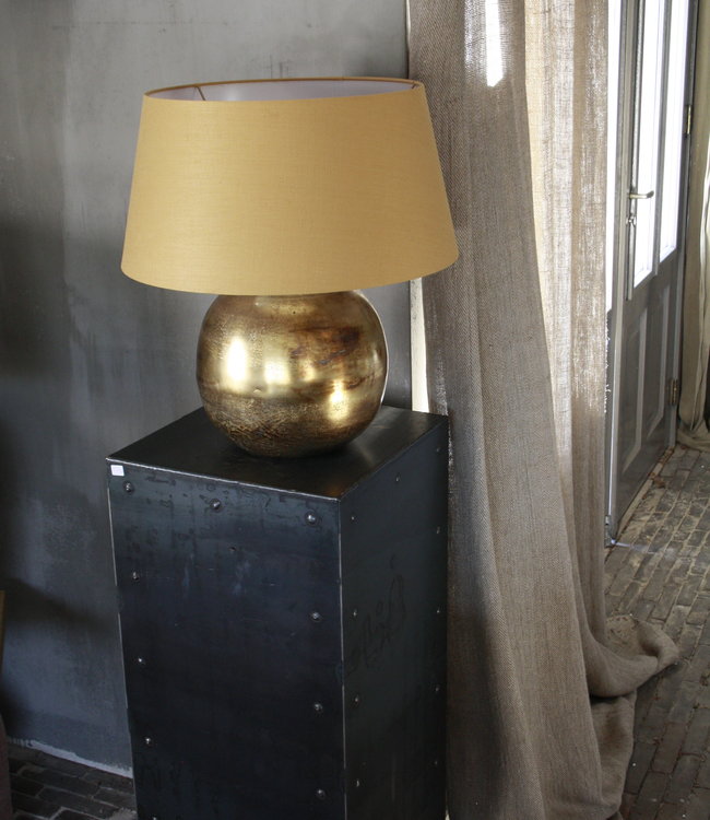 Rene Houtman Goudkleurige tafellamp met warmkleurige kap 55 cm