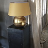 Rene Houtman Goudkleurige tafellamp met warmkleurige kap 55 cm Rene Houtman Goudkleurige tafellamp met warmkleurige kap 55 cm