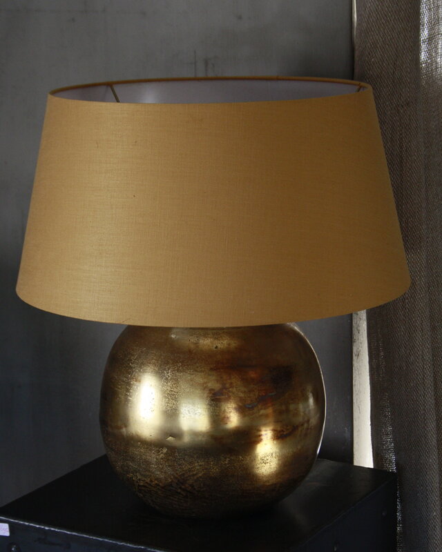 Rene Houtman Goudkleurige tafellamp met warmkleurige kap 55 cm