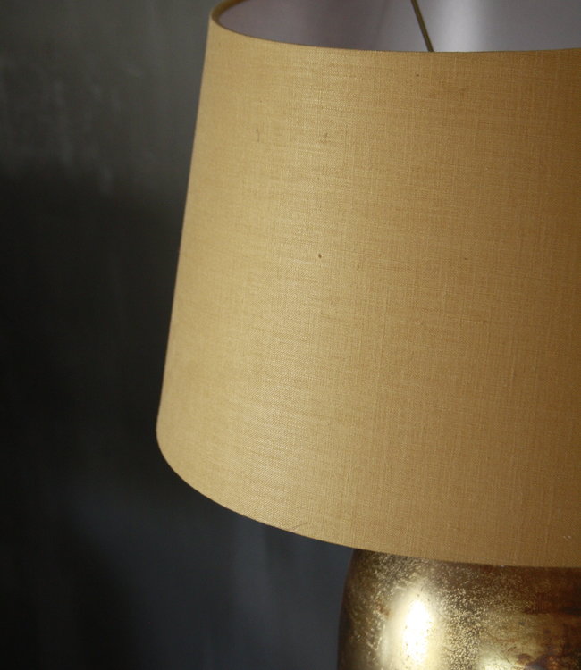 Rene Houtman Goudkleurige tafellamp met warmkleurige kap 55 cm