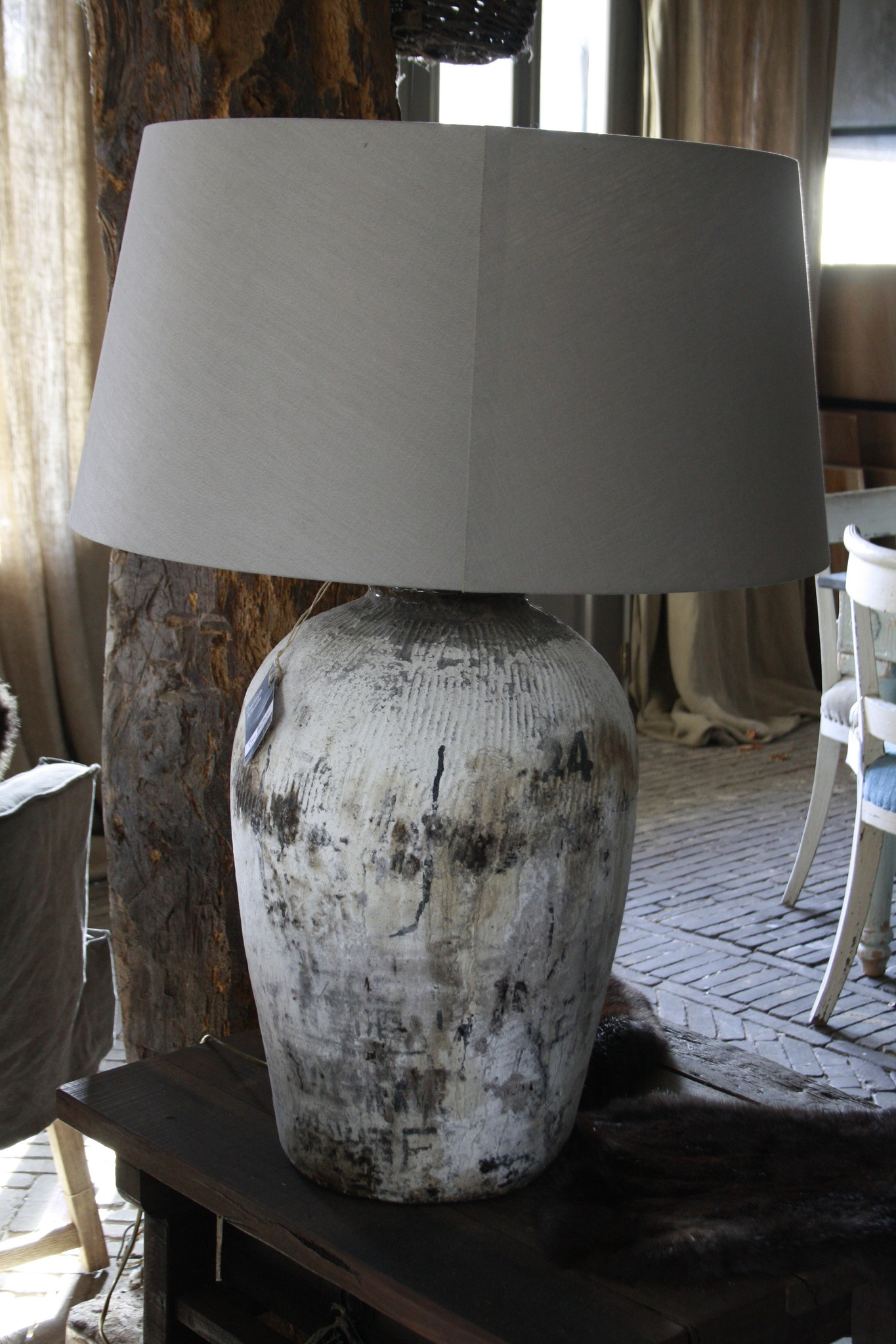 Rene Houtman Kruiklamp oude rijstwijnpot + kap 83 cm