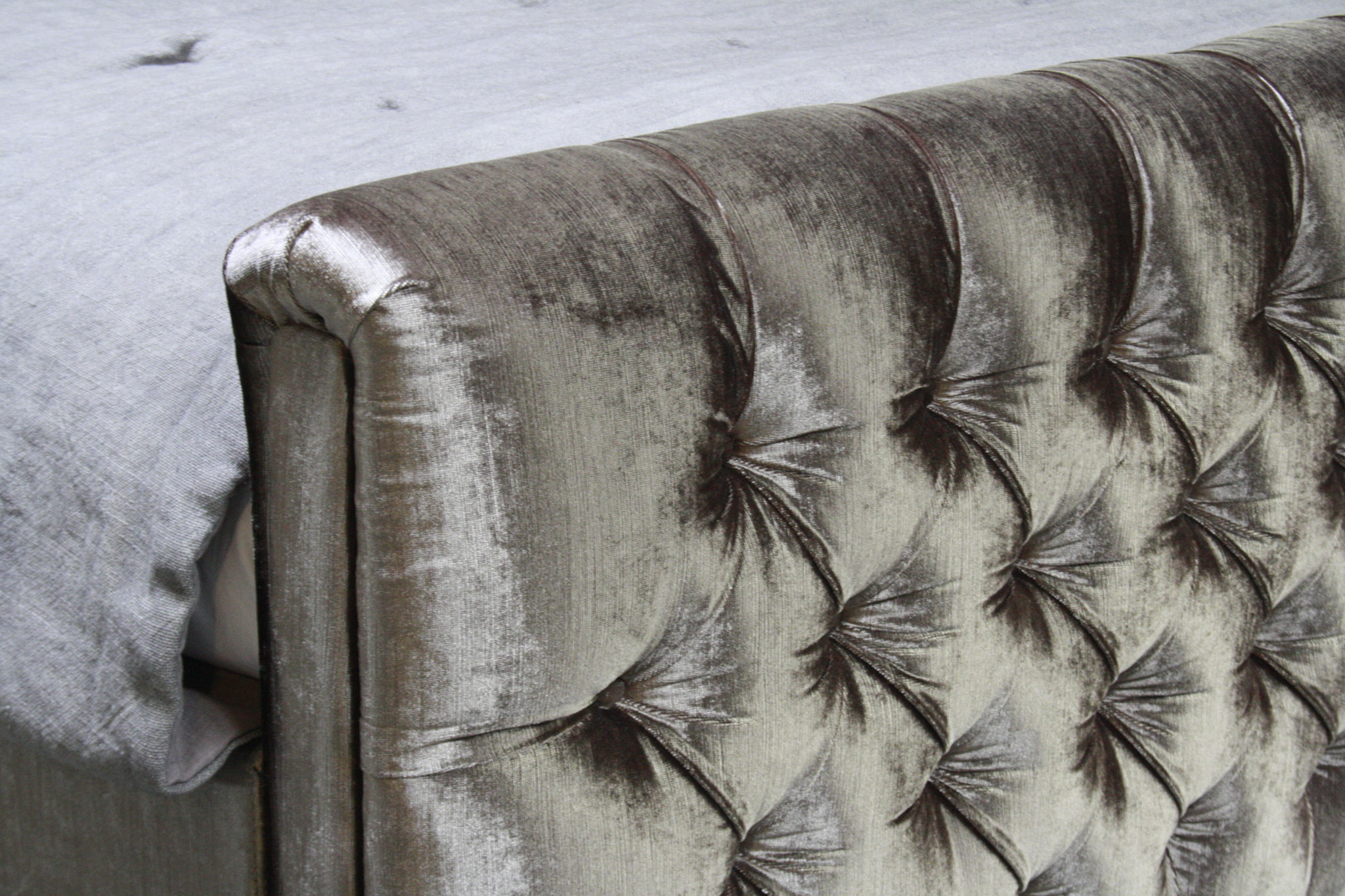 Rene Houtman Darlton Deluxe Ledikant Gecapitonneerd Velvet Light