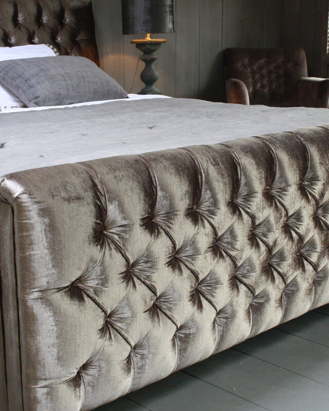 Rene Houtman Darlton Deluxe Ledikant Gecapitonneerd Velvet Light