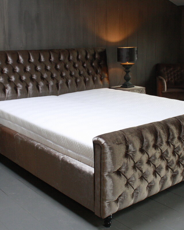 Rene Houtman Darlton Deluxe Ledikant Gecapitonneerd Velvet Light