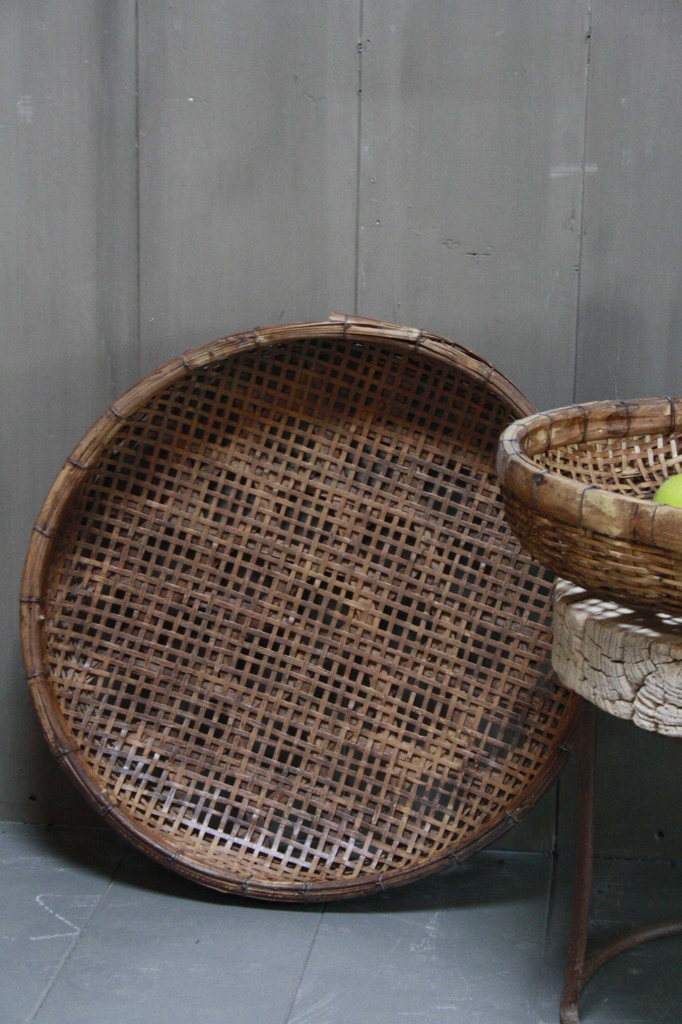 Rene Houtman Oud rieten mand India 60 x 8 cm