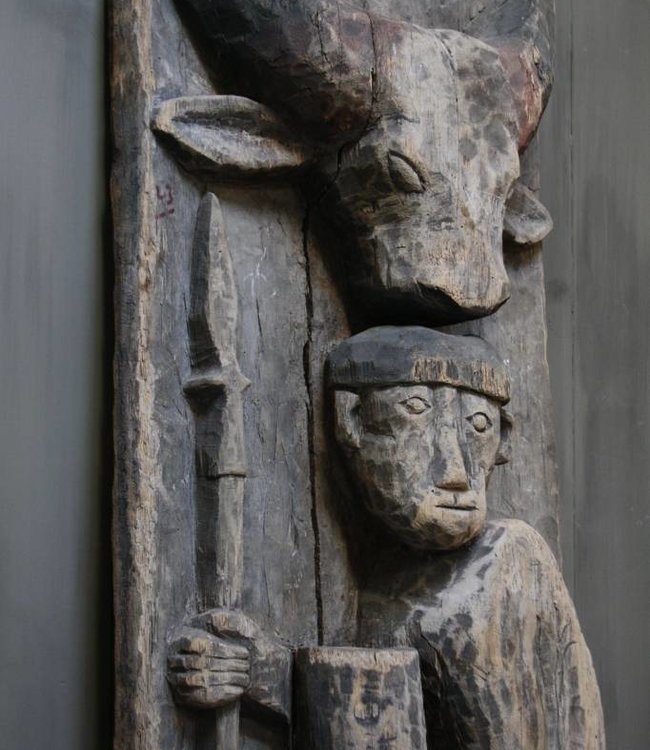 Rene Houtman Oud houten Indisch paneel man + koe 186 x 60 x 20 cm -