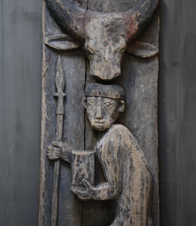 Rene Houtman Oud houten Indisch paneel man + koe 186 x 60 x 20 cm -