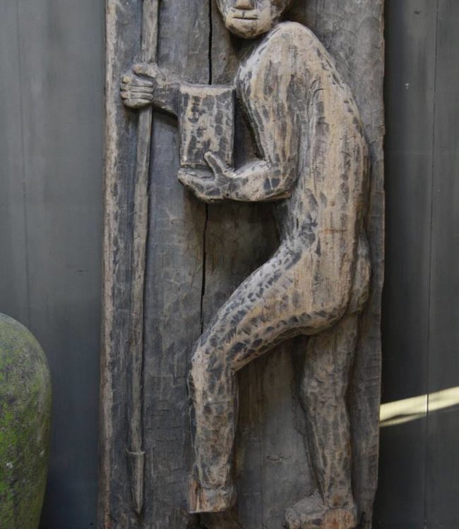 Rene Houtman Oud houten Indisch paneel man + koe 186 x 60 x 20 cm -