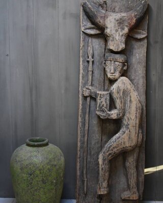 Rene Houtman Oud houten Indisch paneel man + koe 186 x 60 x 20 cm -