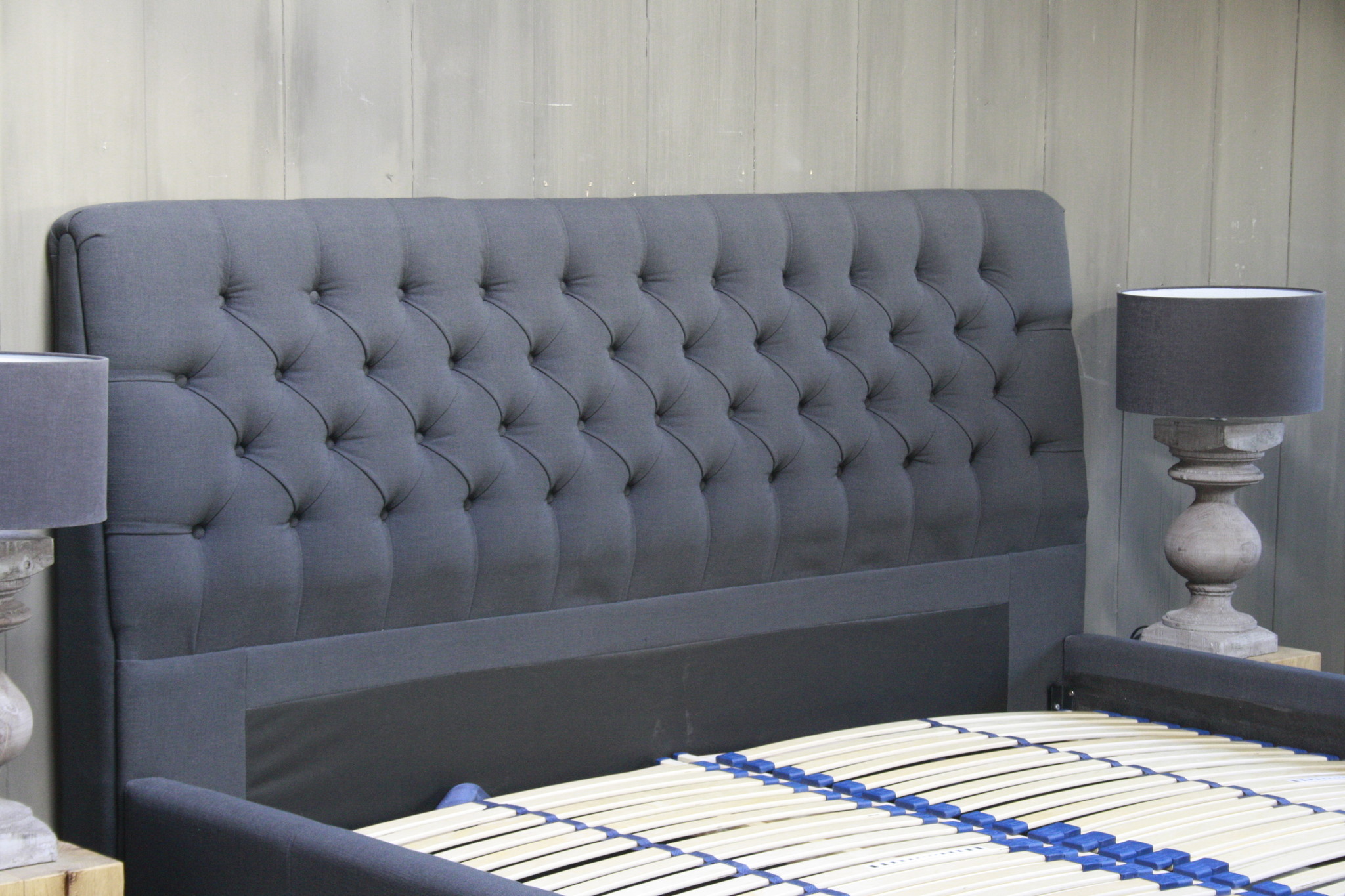 Rene Houtman Tweepersoons bed Darlton gestoffeerd met capitons Antraciet