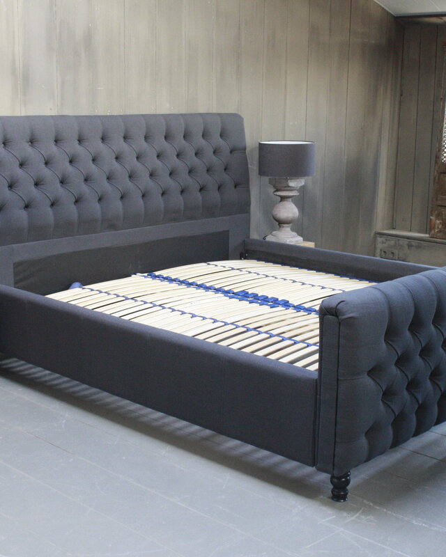 Rene Houtman Tweepersoons bed Darlton gestoffeerd met capitons Antraciet