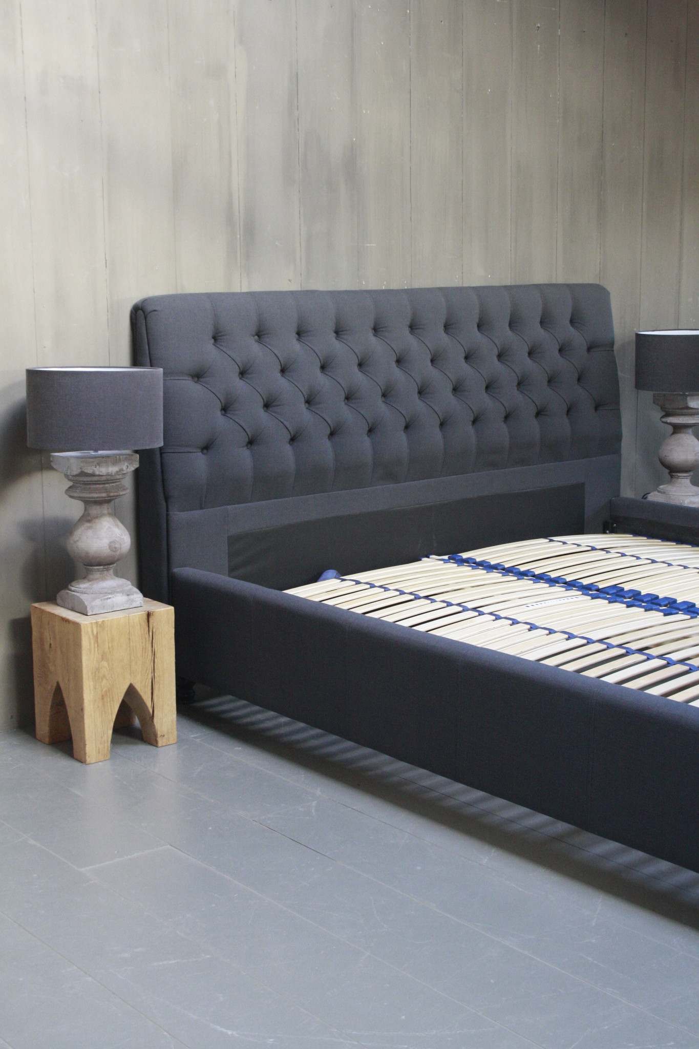Rene Houtman Tweepersoons bed Darlton gestoffeerd met capitons Antraciet
