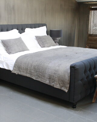 Rene Houtman Tweepersoons bed Darlton gestoffeerd met capitons Antraciet