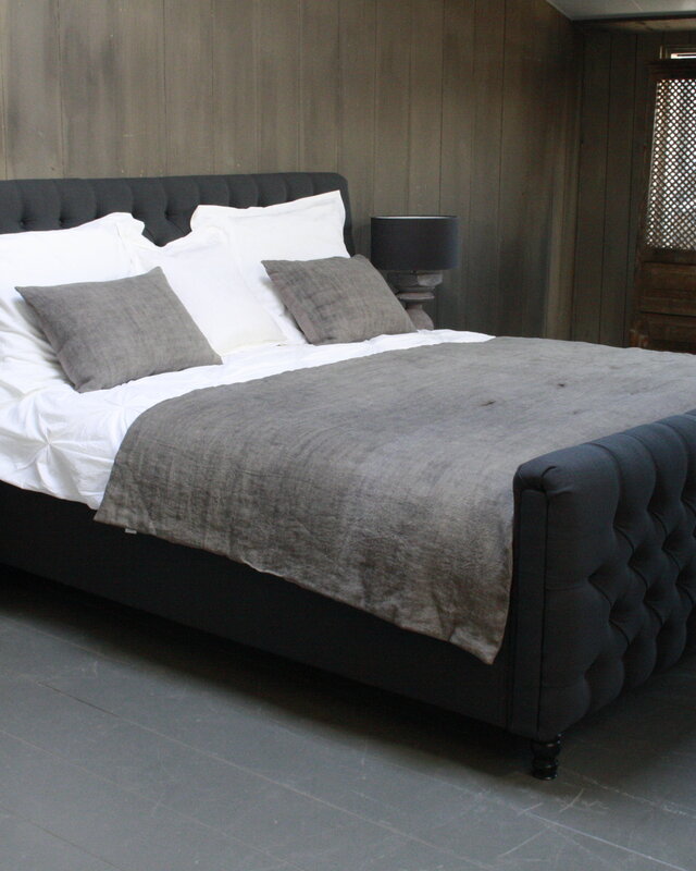 Rene Houtman Tweepersoons bed Darlton gestoffeerd met capitons Antraciet