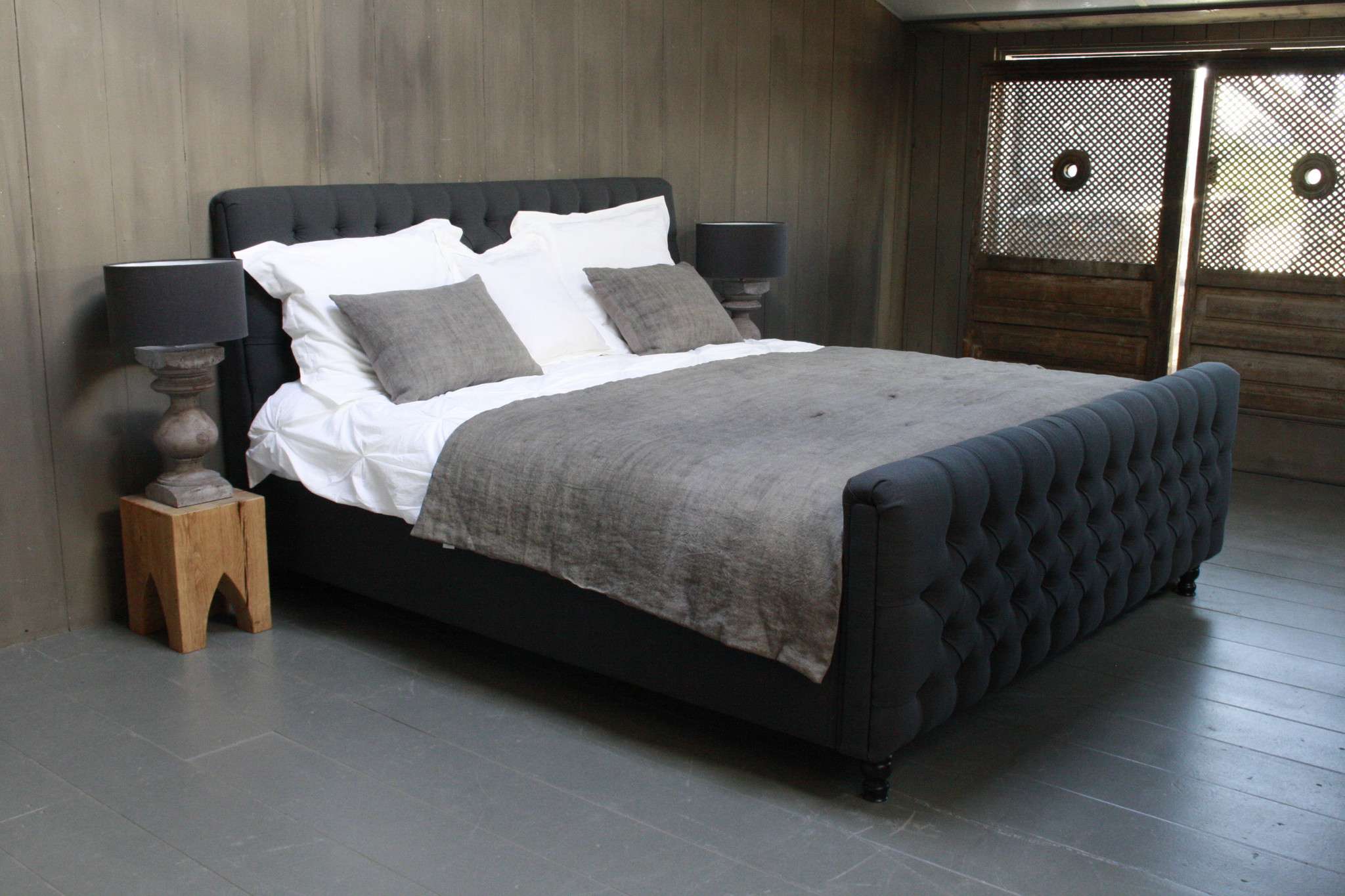Rene Houtman Tweepersoons bed Darlton gestoffeerd met capitons Antraciet