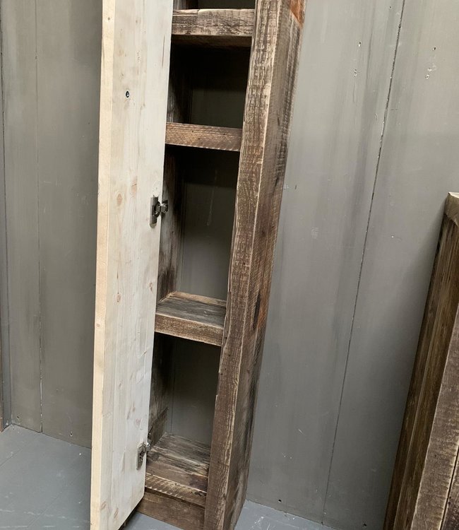 Rene Houtman Massief oud houten badkamerkast/handdoekenkast met deur