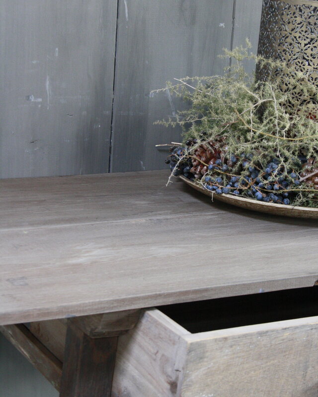 Aura Peeperkorn Oud authentiek houten tafeltje met lade H76 x B90,5