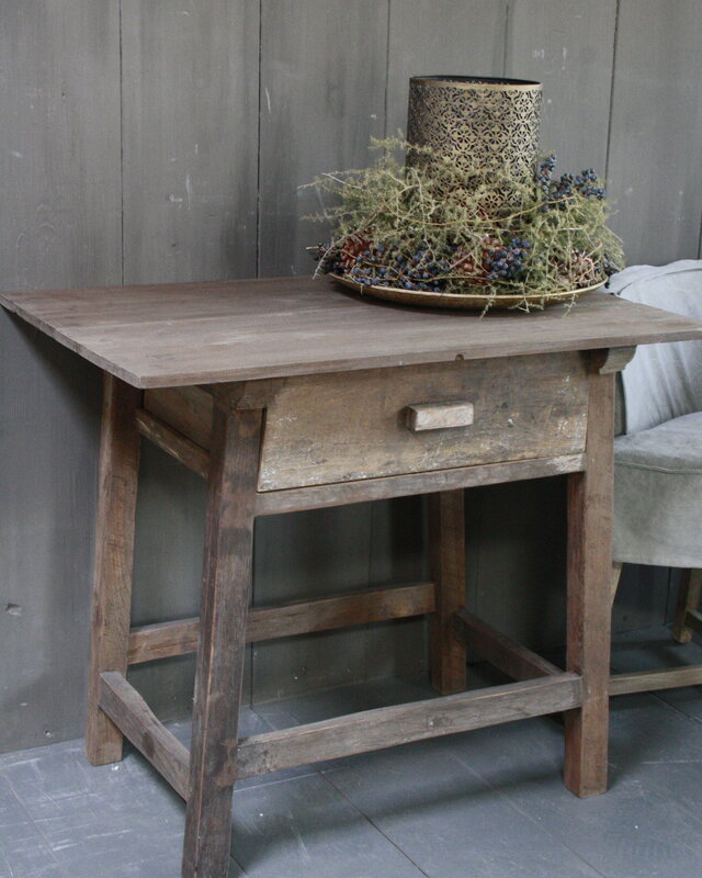 Aura Peeperkorn Oud authentiek houten tafeltje met lade H76 x B90,5